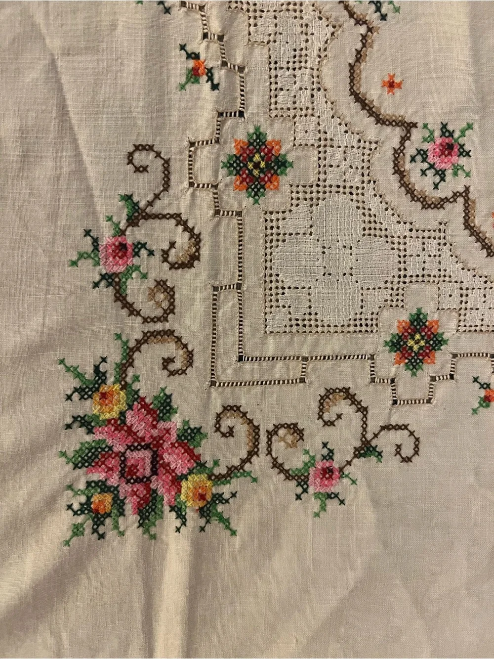 vintage cream Swedish folk embroidery 30x30 tablecloth dating from 1950-1960s